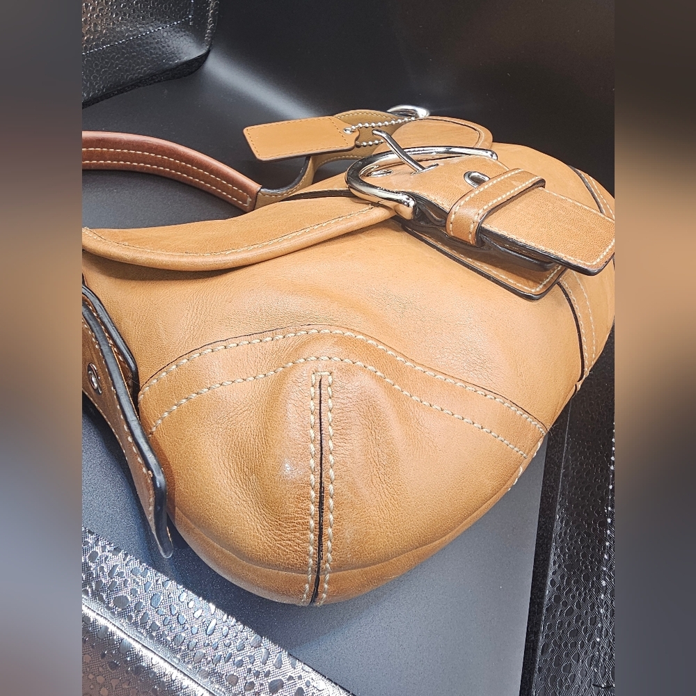 Vintage Coach Soho Flap leather shoulder bag in a British Tan color. - Picture 10 of 15